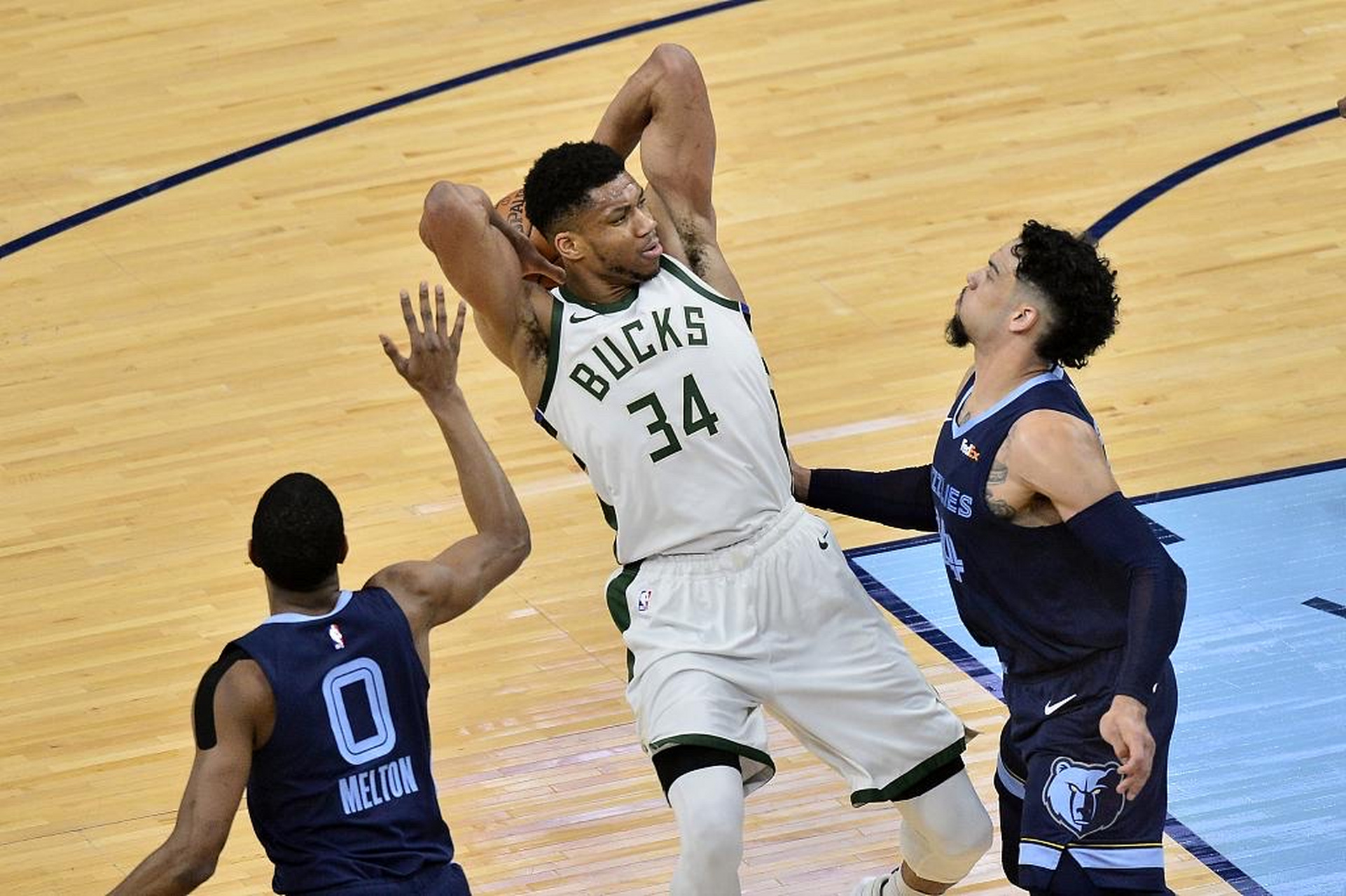 体育娱乐-亚冠赛程吃紧，密尔沃基雄鹿关键时刻完成体检，态度坚定，年轻球员得到机会的简单介绍